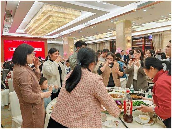 チップショー 2023 年の年末パーティーとお祝い !!
        